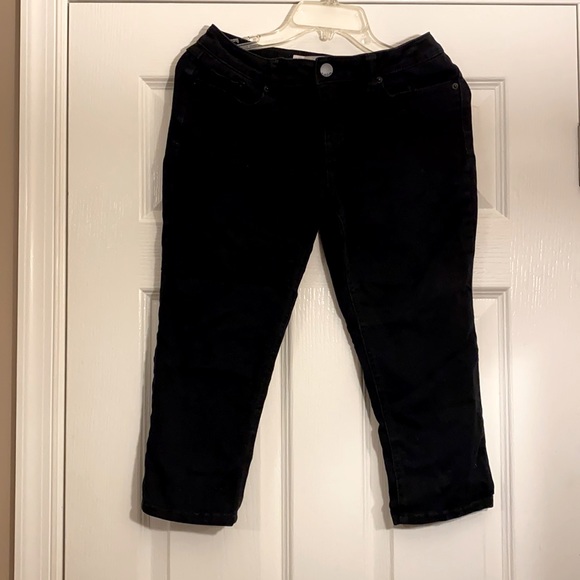 Black capris